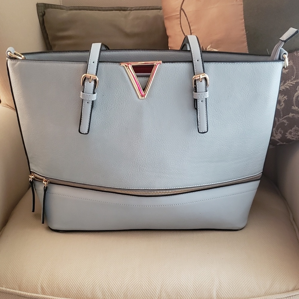 BABY BLUE TOTE WITH V ACCENT